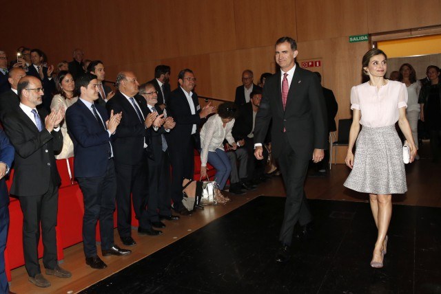 Foto Don Felipe y doña Letizia reciben un gran aplauso al acceder a la Sala Principal del Palacio de Congresos y Auditorio de Navarra