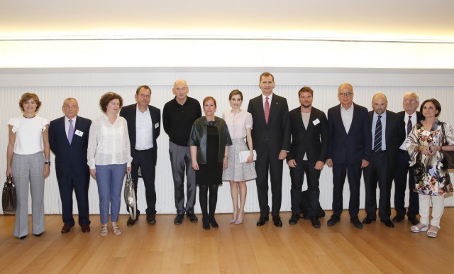 Foto Don Felipe y doña Letizia posan junto a las personalidades participantes del congreso Arquitectura: Cambio de clima, en Navarra