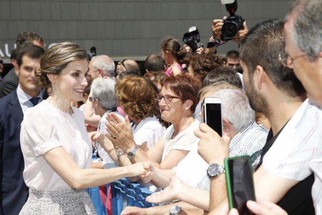 Foto La reina Letizia se da un baño de masas en Pamplona