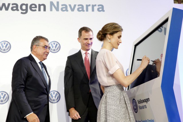 Foto Doña Letizia deja huella en la a Fábrica Volkswagen Navarra