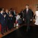 Ver la foto Don Felipe y doña Letizia reciben un gran aplauso al acceder a la Sala Principal del Palacio de Congresos y Auditorio de Navarra