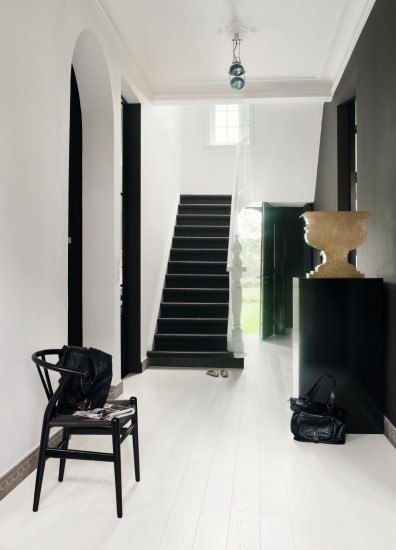 Foto Tonos claros en las paredes y pocos objetos en la decoración de los pasillos del hogar