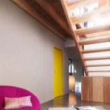 Decora los pasillos del hogar con un espejo, una alfombra o algún mueble auxiliar