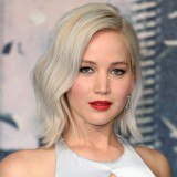 Jennifer Lawrence apuesta por el pelo rubio casi blanco 