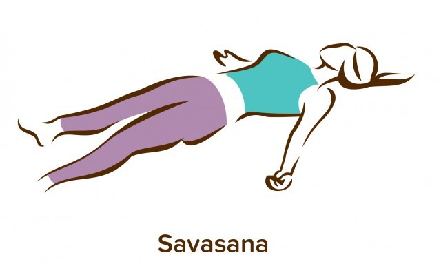 Foto Savasana, postura de yoga que calma la mente y relaja los músculos reduciendo la temperatura corporal