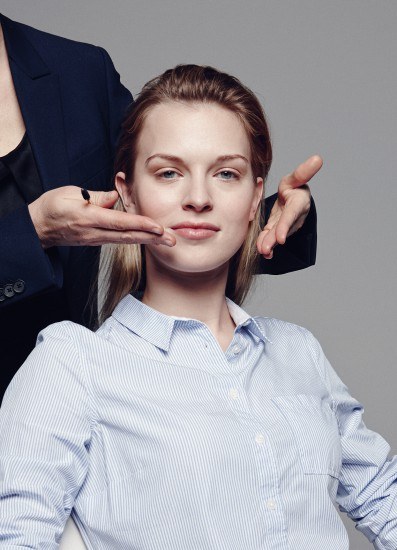 Foto Un maquillaje natural en tonos neutros, perfecto para novias con gafas