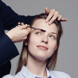 Dar una correcta forma a las cejas, esencial en las novias con gafas
