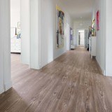 Los tonos blancos y neutros en las paredes, una idea perfecta para dar amplitud al recibidor