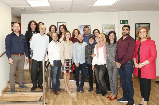 Foto Posado de la reina Letizia con los empleados de la Confederación Salud Mental España y la ministra Fátima Báñez