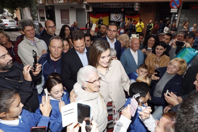 Foto La reina Letizia se da un baño de masas tras su reunión con la Confederación Salud Mental España