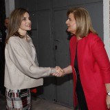 La reina Letizia recibe el saludo de la ministra de Sanidad, Servicios Sociales e Igualdad, Fátima Báñez