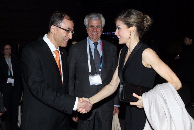 Foto La reina Letizia suma elegancia a su look parisino con un elaborado moño