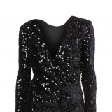 Un vestido negro con apliques de lentejuelas, perfecto para las cenas de Navidad y también para Nochevieja