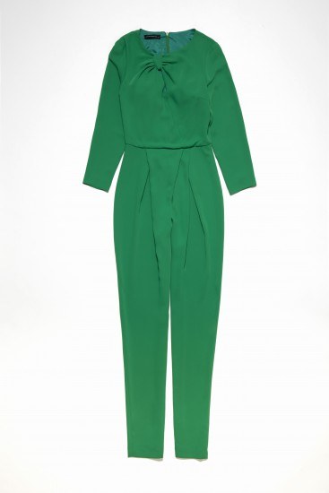 Foto Mono en verde Greenery para crear looks de día de y de noche en el color de moda de 2017 Foto Mono en verde Greenery para crear looks de día de y de noche en el color de moda de 2017