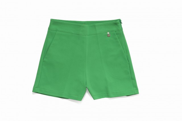 Foto Pantalones cortos en verde Greenery, perfectos para ir a la moda esta primaveraverano 2017 Foto Pantalones cortos en verde Greenery, perfectos para ir a la moda esta primaveraverano 2017