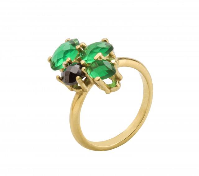 Foto Anillo con piedras en verde Greenery para complementar tus looks en el color del 2017 Foto Anillo con piedras en verde Greenery para complementar tus looks en el color del 2017