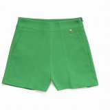 Pantalones cortos en verde Greenery, perfectos para ir a la moda esta primavera-verano 2017