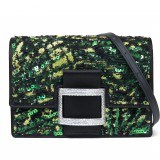 Bolso en verde Greenery de Roger Vivier para inundar de brillo y glamour tus citas más especiales de 2017