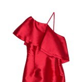 Vestido rojo con escote asimétrico y tejido brillante, la apuesta más sexy y festiva para San Valentín