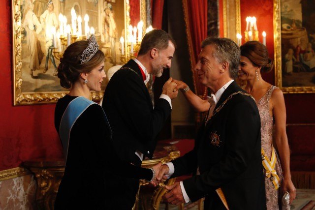 Foto Don Felipe y doña Letizia reciben el saludo de Mauricio Macri y Juliana Awada en el Palacio Real