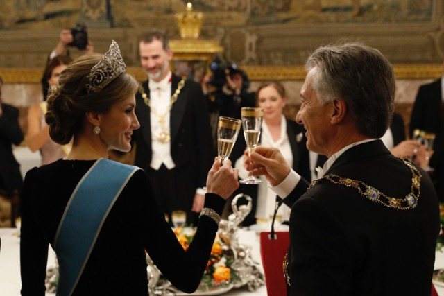 Foto La reina Letizia, con un solemne recogido, brinda con el presidente Macri durante la cena de gala en el Palacio Real