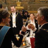 La reina Letizia, con un solemne recogido, brinda con el presidente Macri durante la cena de gala en el Palacio Real