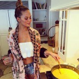 Chrissy Teigen desayuna huevos a la plancha con bacon de pavo y aguacate