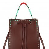 Bolso marrón con detalles étnicos para una escapada rural de fin de semana