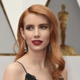Emma Roberts brilla con las ondas al agua, el peinado de moda