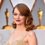 La oscarizada Emma Stone se suma al peinado de moda: las ondas al agua