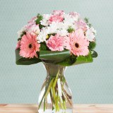 Los ramos de flores rosas, blancas y malvas, perfectos para bodas