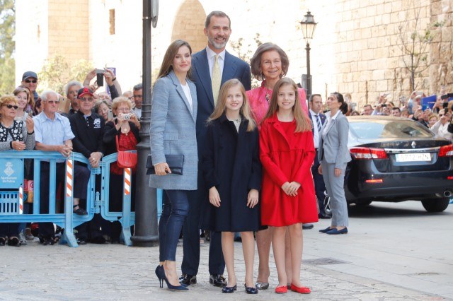 Foto Posado de don Felipe y doña Letizia con sus hijas y la reina doña Sofía antes de la Misa del Domingo de Resurrección en Palma de Mallorca