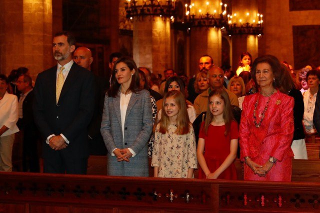 Foto Don Felipe y doña Letizia con sus hijas y doña Sofía, en la primera fila de asientos de la Catedral de Mallorca