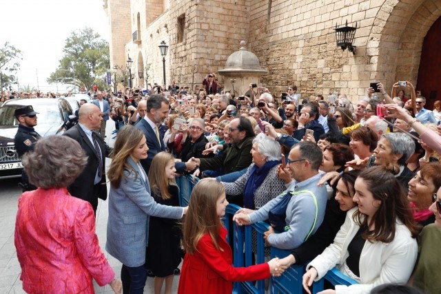 Foto Don Felipe, doña Letizia, la princesa Leonor, la infanta Sofía y la reina doña Sofía, se dan un baño de masas en Mallorca