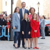 Posado de don Felipe y doña Letizia con sus hijas y la reina doña Sofía antes de la Misa del Domingo de Resurrección en Palma de Mallorca
