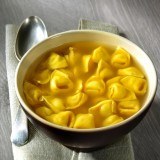 Tortellini de carne en caldo, un plato ideal para el menú del Día de la Madre