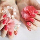 Corales intensos y fucsias, los tonos que triunfan en la manicura de las novias más atrevidas