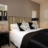 Los vinilos cabeceros de cama, lo último para cambiar el estilo del dormitorio por muy poco