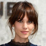 Alexa Chung luce uno de los flequillos largos más deseados