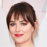 Dakota Johnson esconde su frente amplia con su favorecedor flequillo largo 