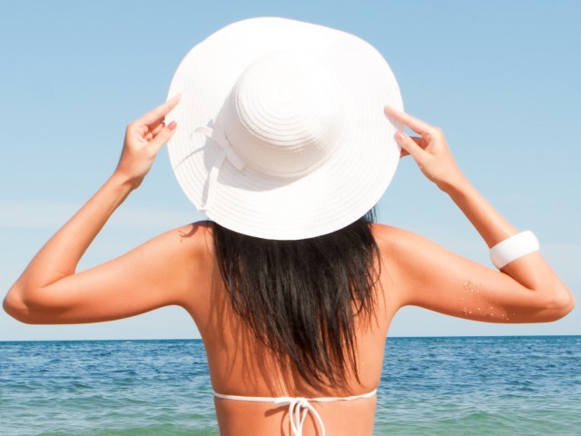 Foto Cubrir la cabeza es la solución más eficaz para prevenir los efectos de los rayos solares en el cabello