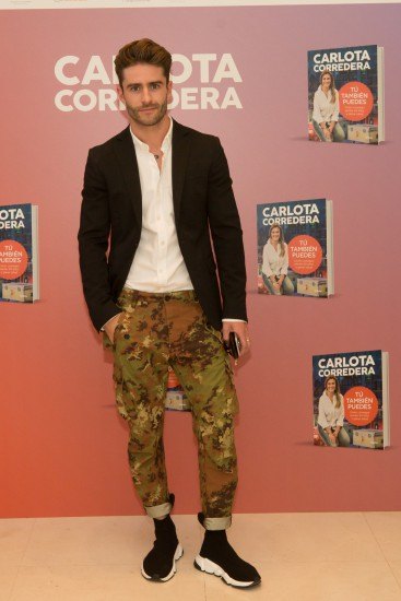 Foto Pelayo Díaz se camufla en la presentación del primer libro de Carlota Corredera Tú también puedes