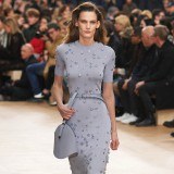 El vestido gris plagado de estrellas de Nina Ricci pertenece a la colección de invierno 2017