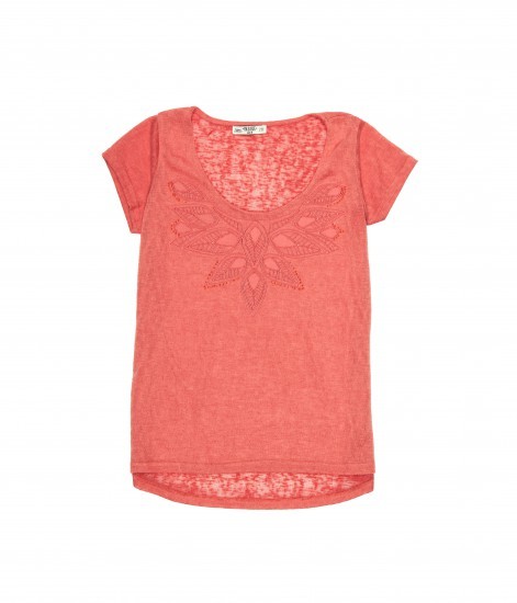 Foto Camiseta en tono coral de estilo boho