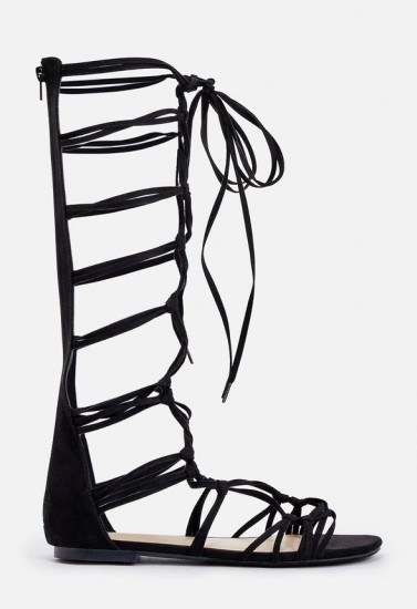 Foto Sandalias romanas altas en negro para un look boho chic