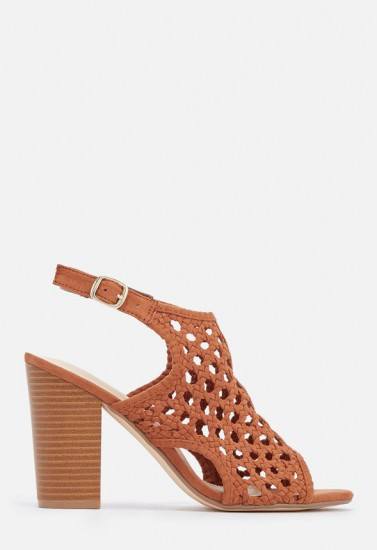 Foto Sandalias caladas en piel marrón, de tacón alto y ancho de madera para looks boho