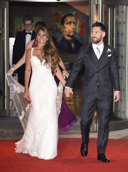 principal combustible Excremento Antonella Roccuzzo deslumbra en su boda con Leo Messi con vestidos de Rosa  Clará | MujerdeElite