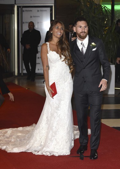 Antonella Roccuzzo deslumbra en su boda con Leo Messi con vestidos de Rosa  Clará | MujerdeElite