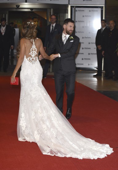Antonella Roccuzzo deslumbra en su boda con Leo Messi con vestidos de Rosa  Clará | MujerdeElite