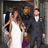 Antonella Roccuzzo brilla el día de su boda con Leo Messi con un vestido de Rosa Clará